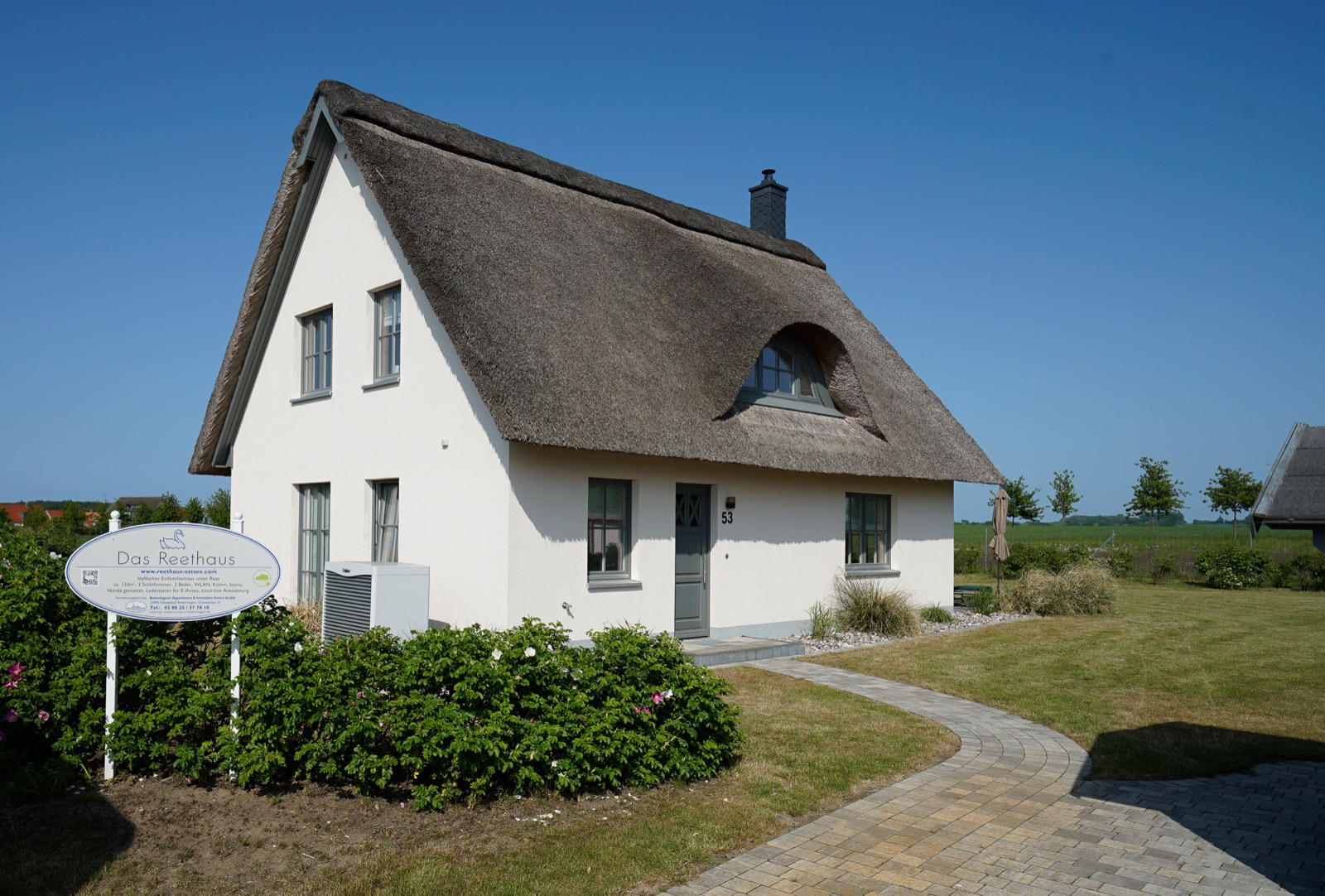 Das Reethaus von außen mit Reetdach